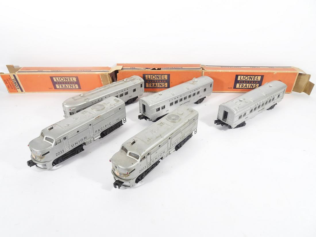 1950's Lionel 0-27 Silver Union Pacific passenger set. (1 of 2)