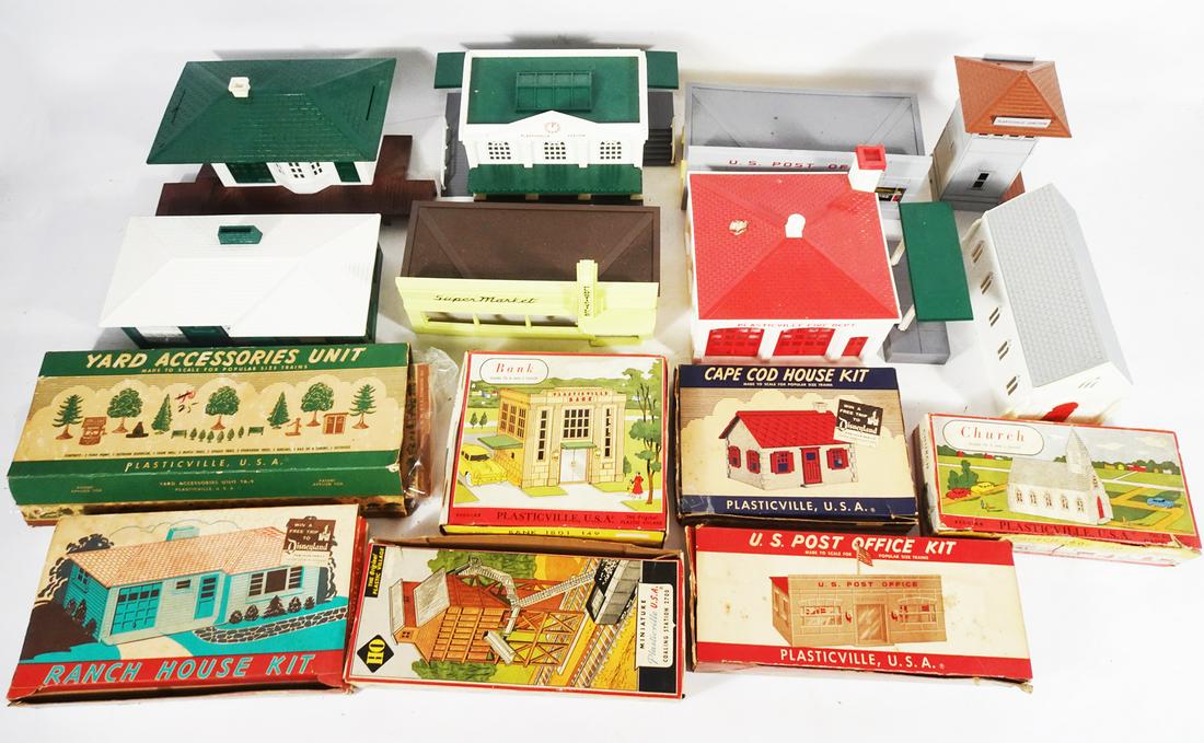 One lot of 1950's Lionel O gauge platform accessories and O/S gauge  Plasticville buildings . (1 of 5)