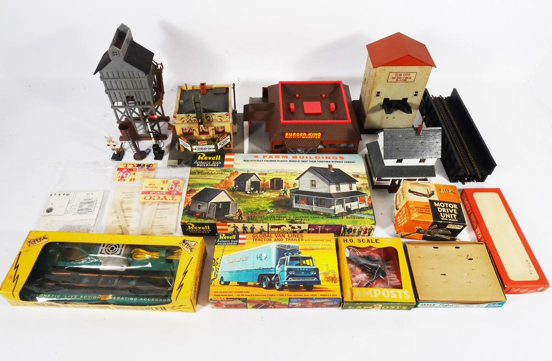 One lot of 1960's-70's HO gauge platform accessories some in original boxes. (1 of 5)