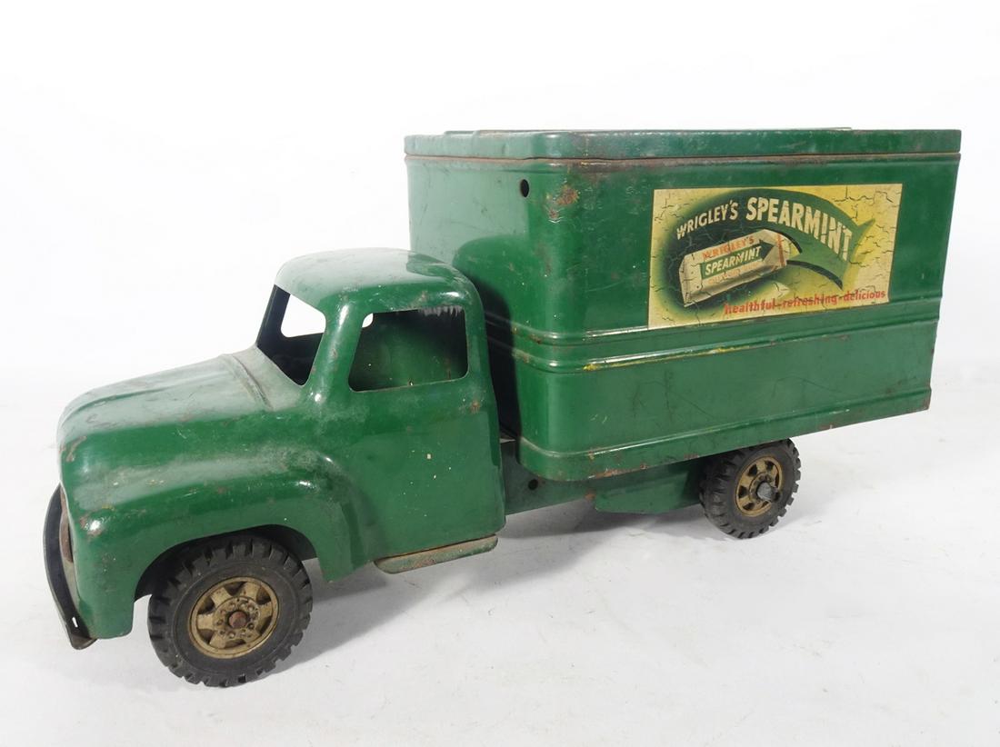 1950's green pressed steel Tonka Wrigley's Spearmint Gum box truck. (1 of 3)
