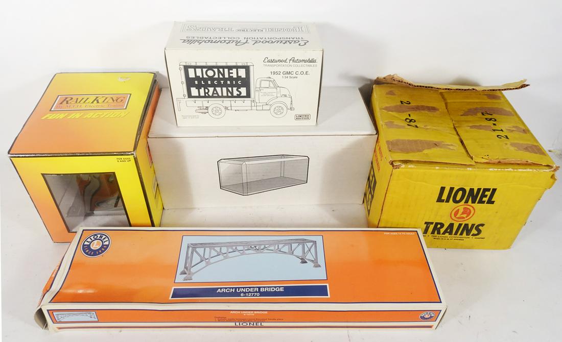 One lot of post war and modern O gauge items. (1 of 4)