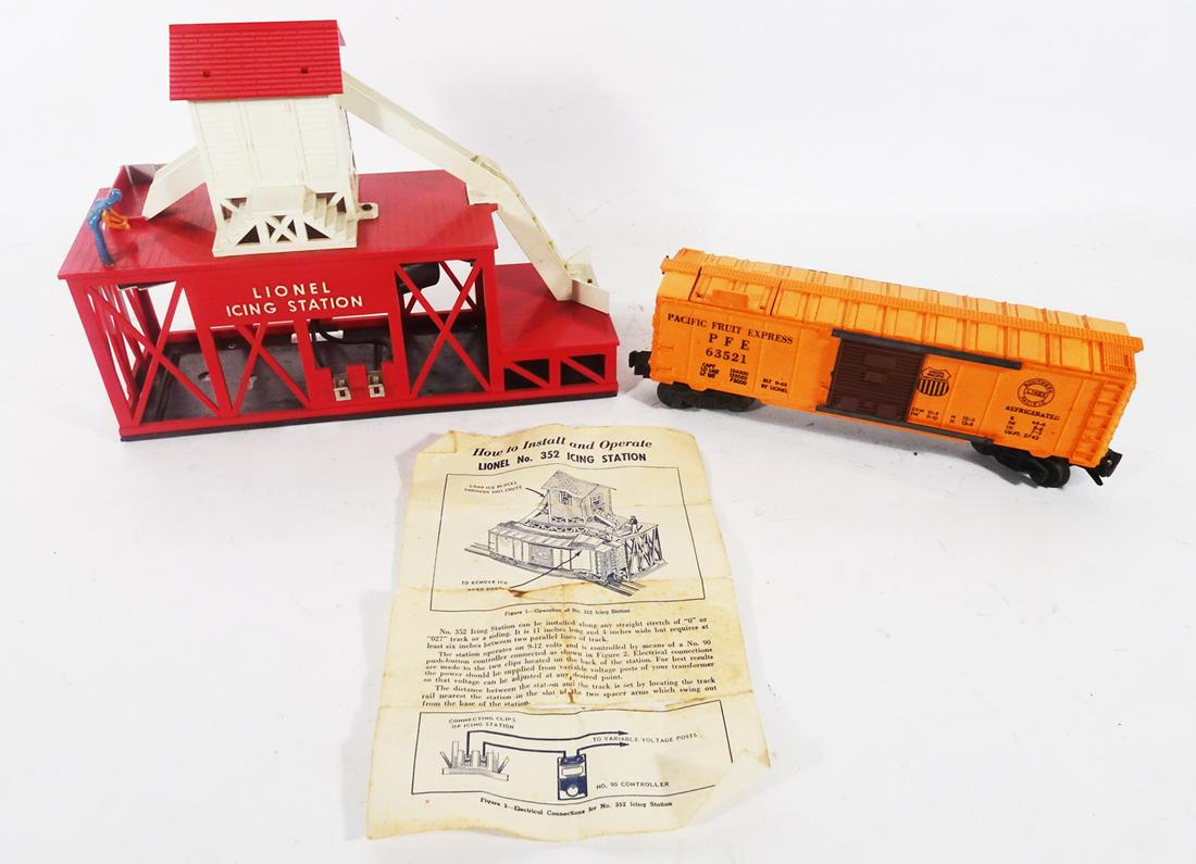 1950's Lionel O gauge #352 Ice Depot in original box. (1 of 4)