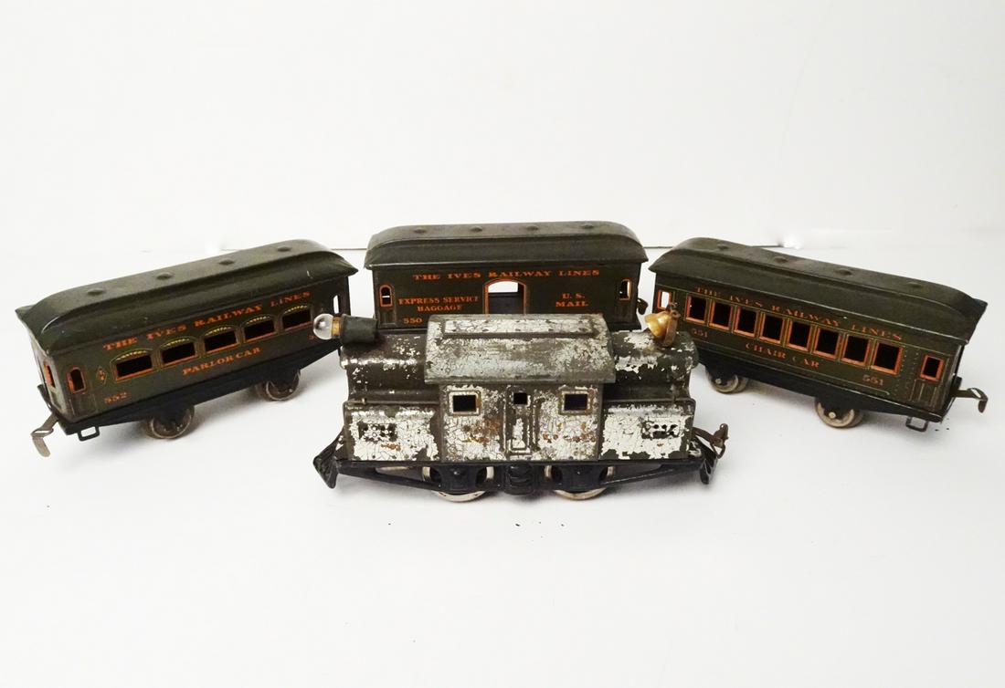 1920's Ives O gauge passenger set. (1 of 4)