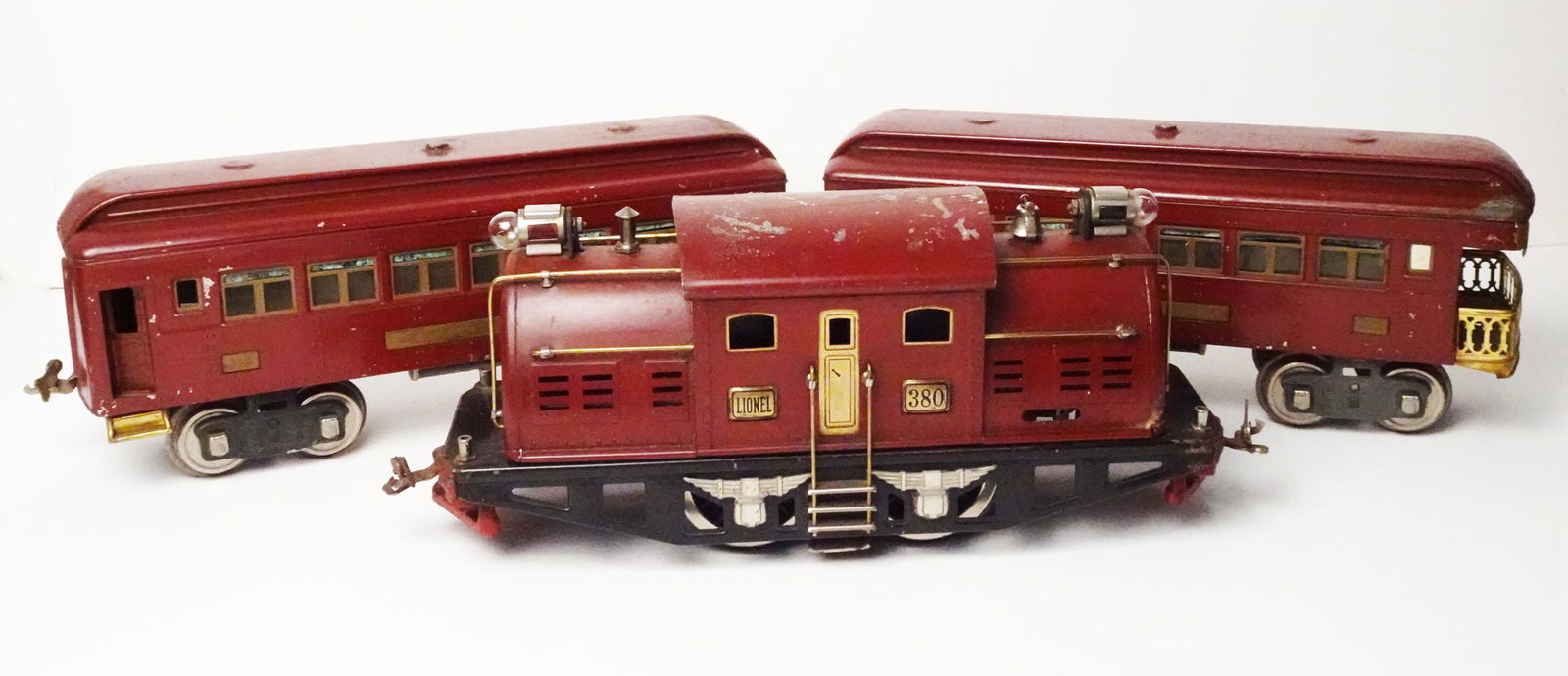1920's Lionel standard gauge passenger set. (1 of 4)
