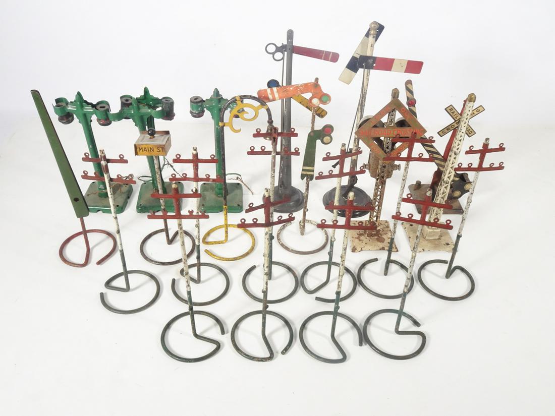 Large lot of 1920's assorted O gauge platform accessories. (1 of 7)