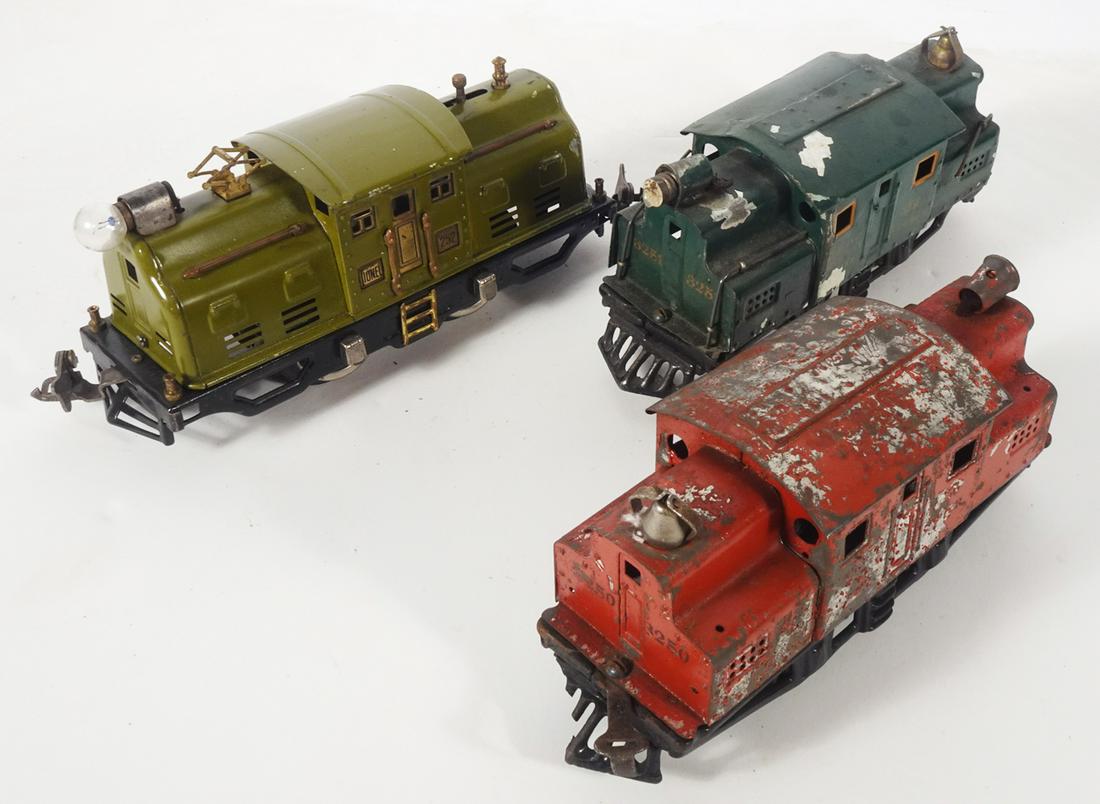 Two 1920's Ives O gauge electric locomotive and one Lionel electric locomotive.: Two 1920's Ives O gauge electric locomotive and one Lionel electric locomotive. Ives engine #3251 green painted tin electric locomotive. Second Ives engine red painted tin electric locomotive (3250?).