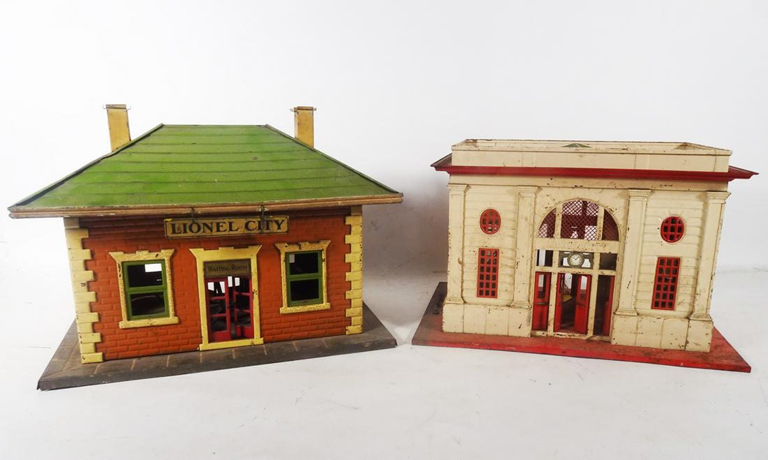 Two 1930's Lionel standard gauge train stations. (1 of 5)