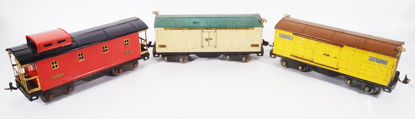 Three 1930's Lionel standard gauge 500 series freight cars. (1 of 2)