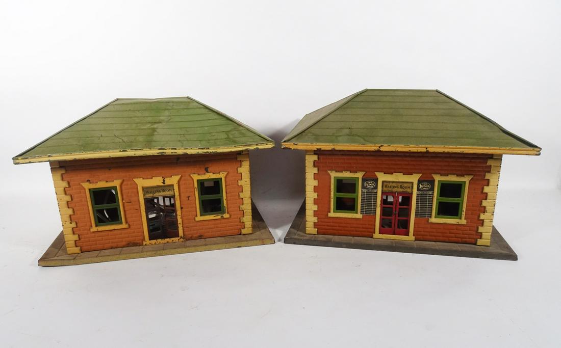 Two 1920's-1930's Lionel standard gauge #124 train stations. (1 of 5)