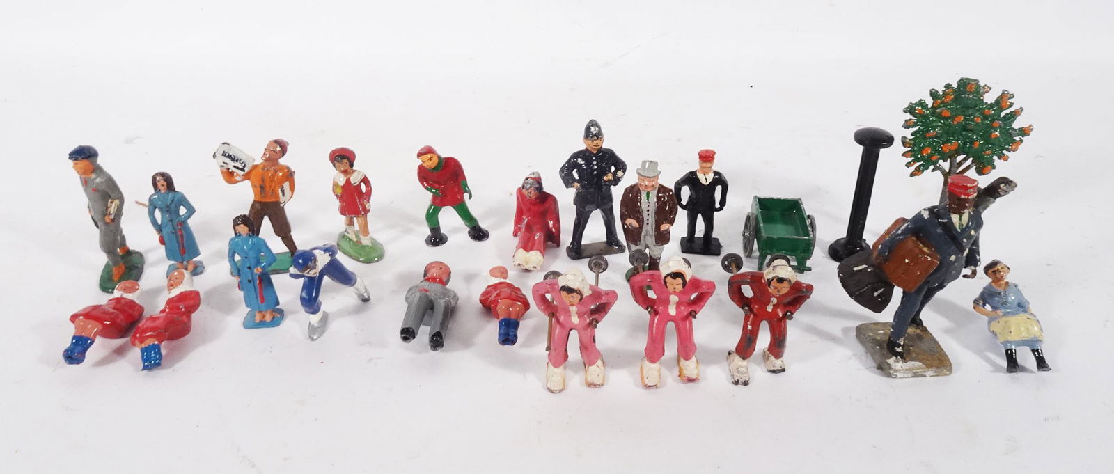 One lot of 1950's-1960's  O gauge size lead figures. (1 of 3)