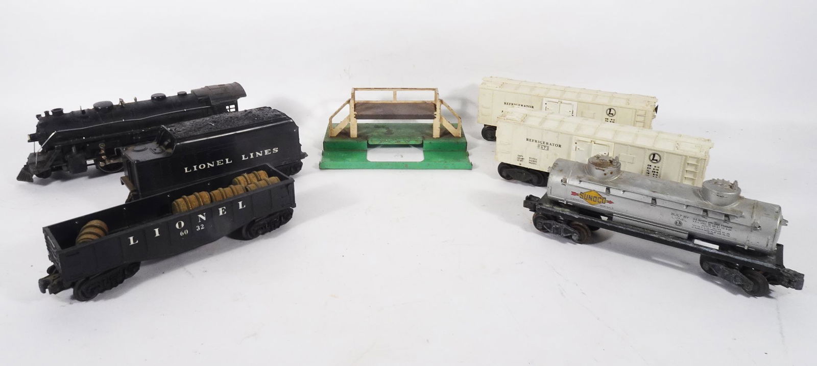 1950's Lionel O gauge freight train set. (1 of 4)