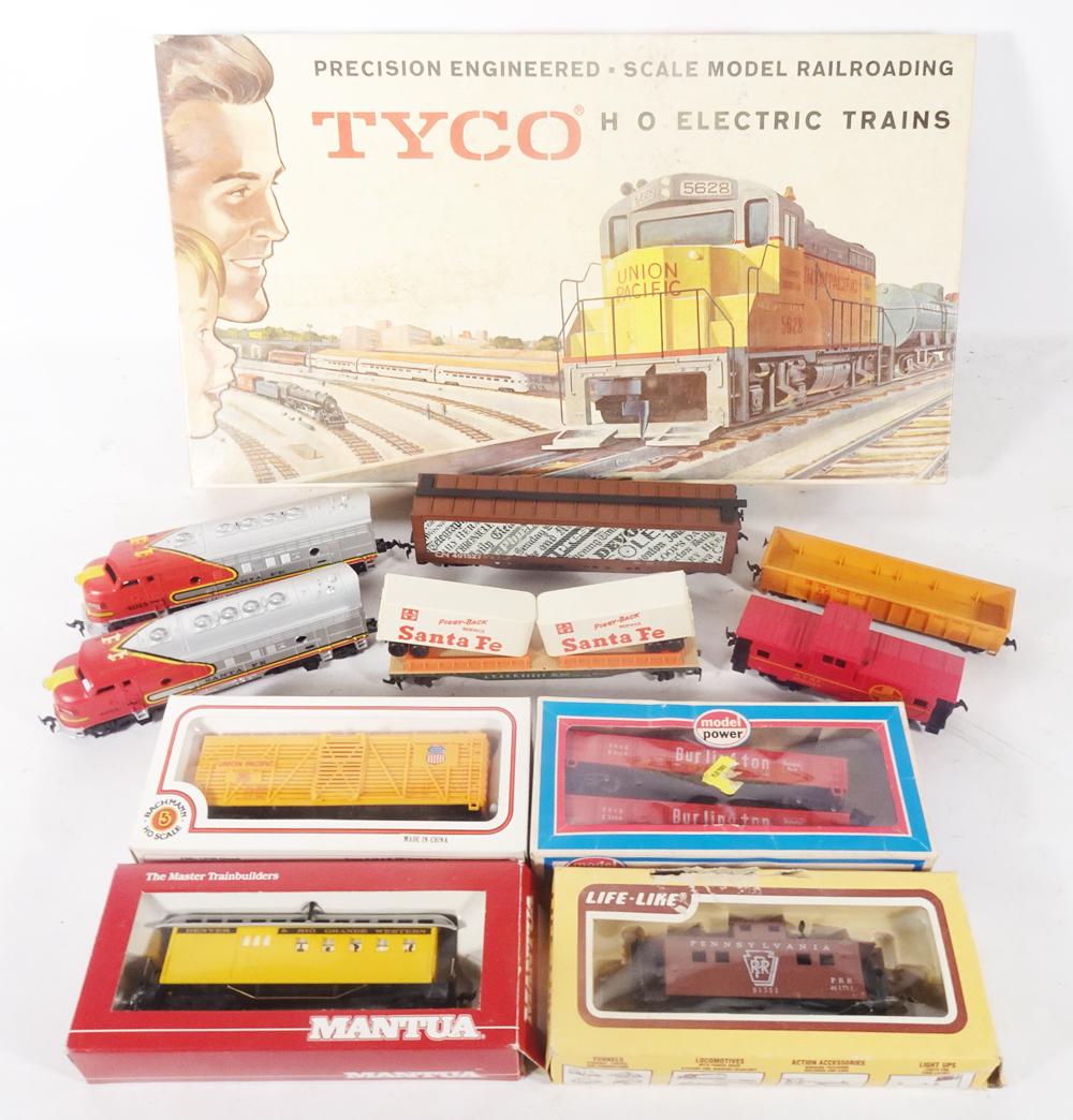 1960's Tyco freight set in original box and a tray of loose HO gauge trains.: 1960's Tyco freight set in original box and a tray of loose HO gauge trains. The TYCO set is the Red Ball Express with an 0-4-0 tank engine, flat car with culvert pipes, Kahn's orange box car, Monon g