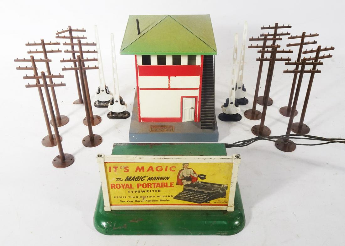 Two American Flyer S gauge platform accessories and Plasticville crossing gates. (1 of 3)