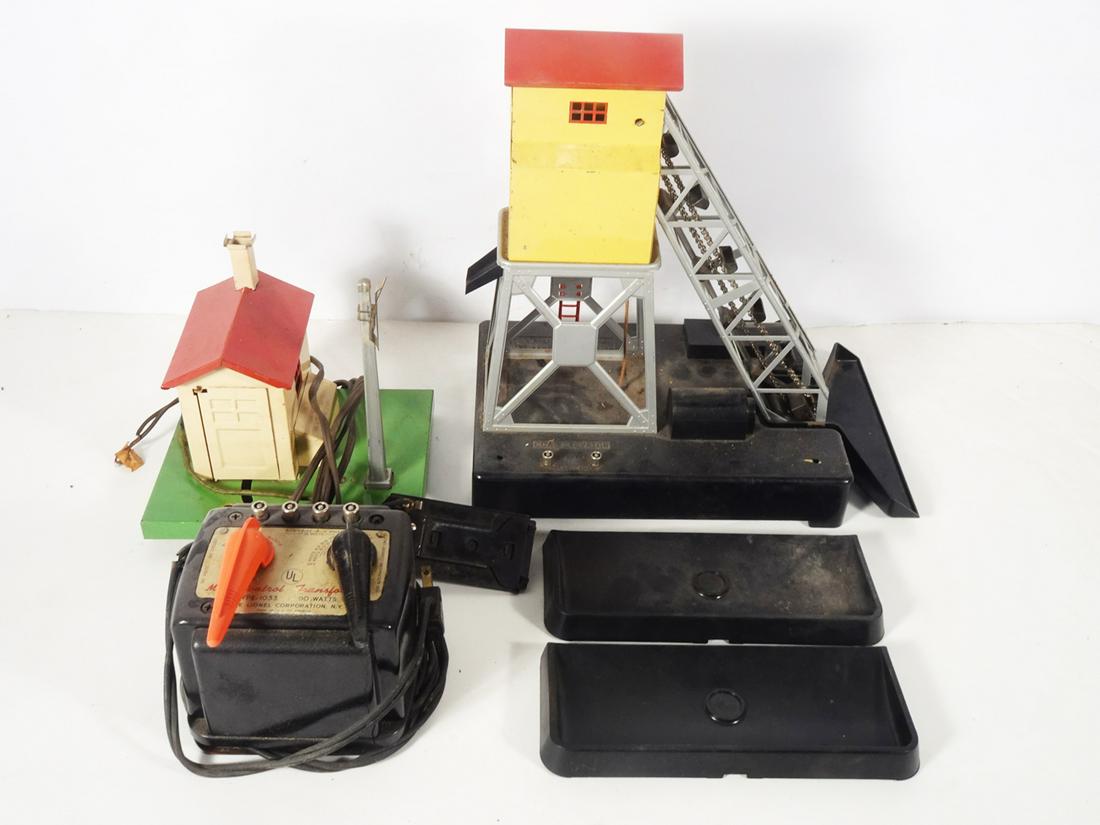 Two Lionel 1950's platform accessories and a #1033 transformer. (1 of 4)