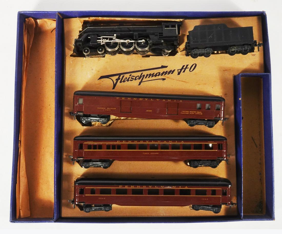1950's Fleischman HO gauge passenger set in original box (1 of 4)