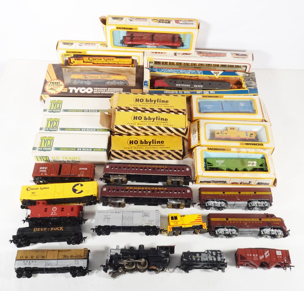 Large lot of 1950's-1980's HO gauge trains. (1 of 6)