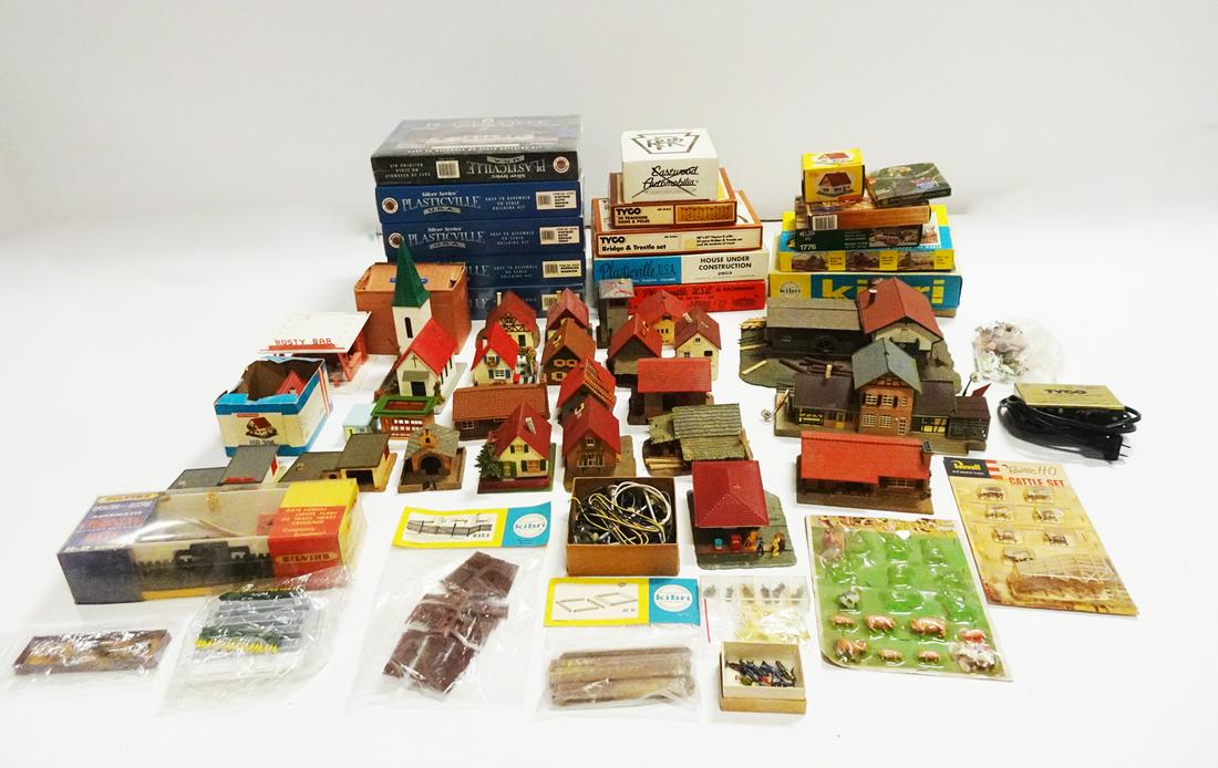 Assorted HO gauge platform buildings and accessories. (1 of 3)