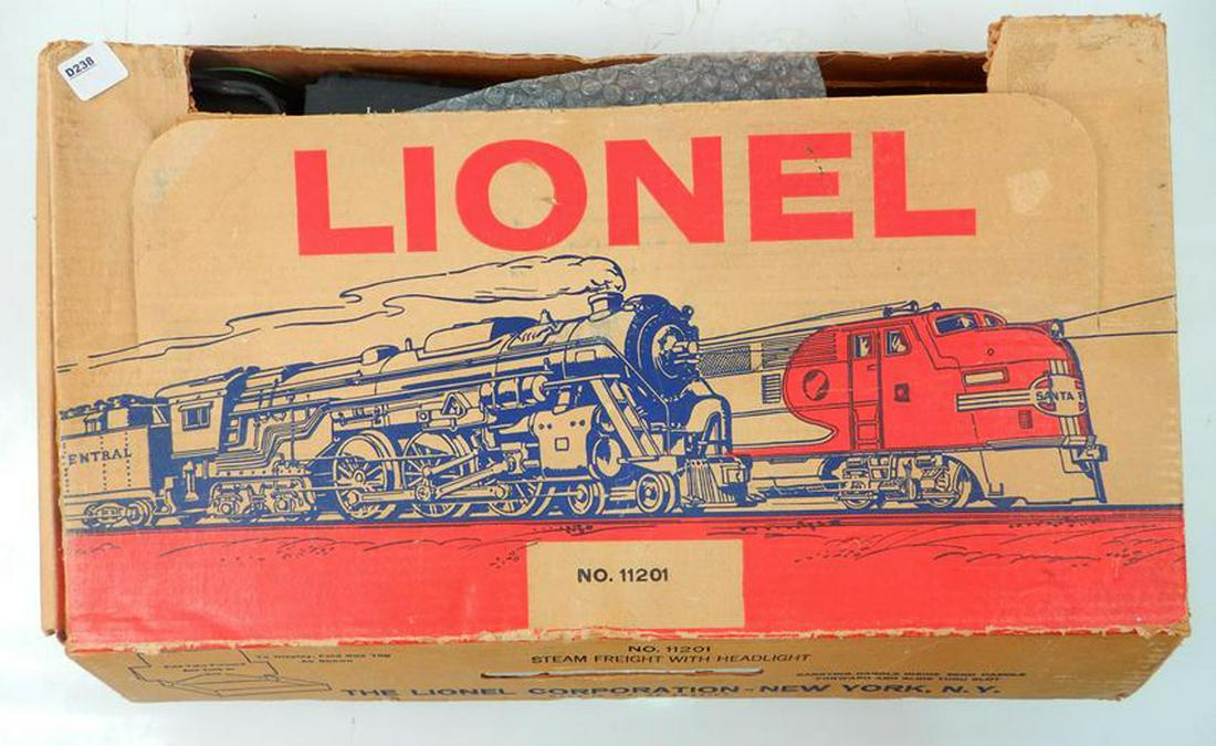 Lionel O Gauge train set in original box. (1 of 2)