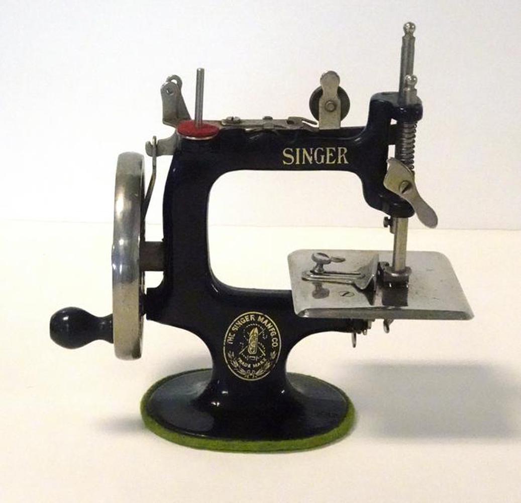 1920's Singer Cast Iron and tin child's sewing machine (1 of 2)