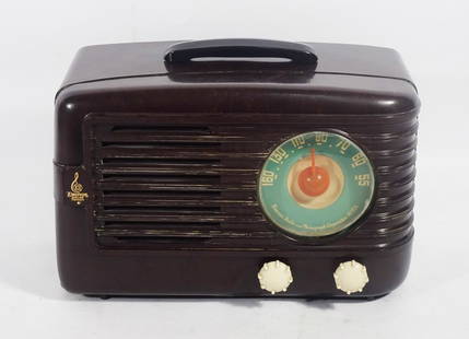 Emerson Model 642 Tabletop Radio: Emerson Radio and Phonograph Corp. model 642 tabletop radio, circa 1950, brown Bakelite case, 5 tubes, 6 AM tuned circuits, broadcast only wave band, 6 3/4" high x 11" x 6"