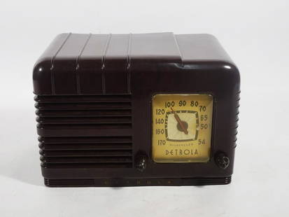 Detrola Model 342 Tabletop Radio: Detrola model 342 tabletop radio, manufacturer unknown, circa 1940, brown Bakelite case, 5 tubes, 6 AM tuned circuits, broadcast only wave band, 7" high x 10 1/4" x 6 1/4"