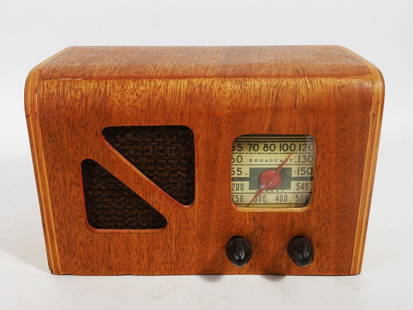 Philco Unknown Model Tabletop Radio: Philco Products Corp. Transitone unknown model tabletop radio, circa late 1930's-early 1940's, wooden case, 5 tubes, AM circuits, broadcast wave band only, 6" high x 9 1/4" x 4 1/4"