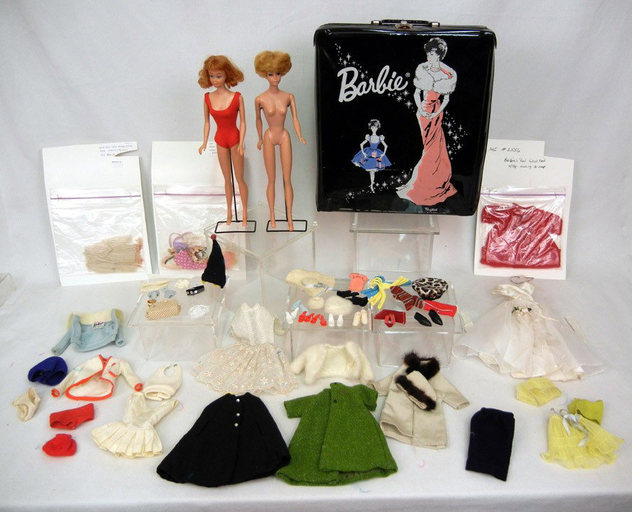 Brunette Midge in original swimsuit, and a blonde : Brunette Midge in original swimsuit, and a blonde Bubble Cut Barbie, and Barbie case filled with clothing (some tagged), shoes, accessories, hats, etc.