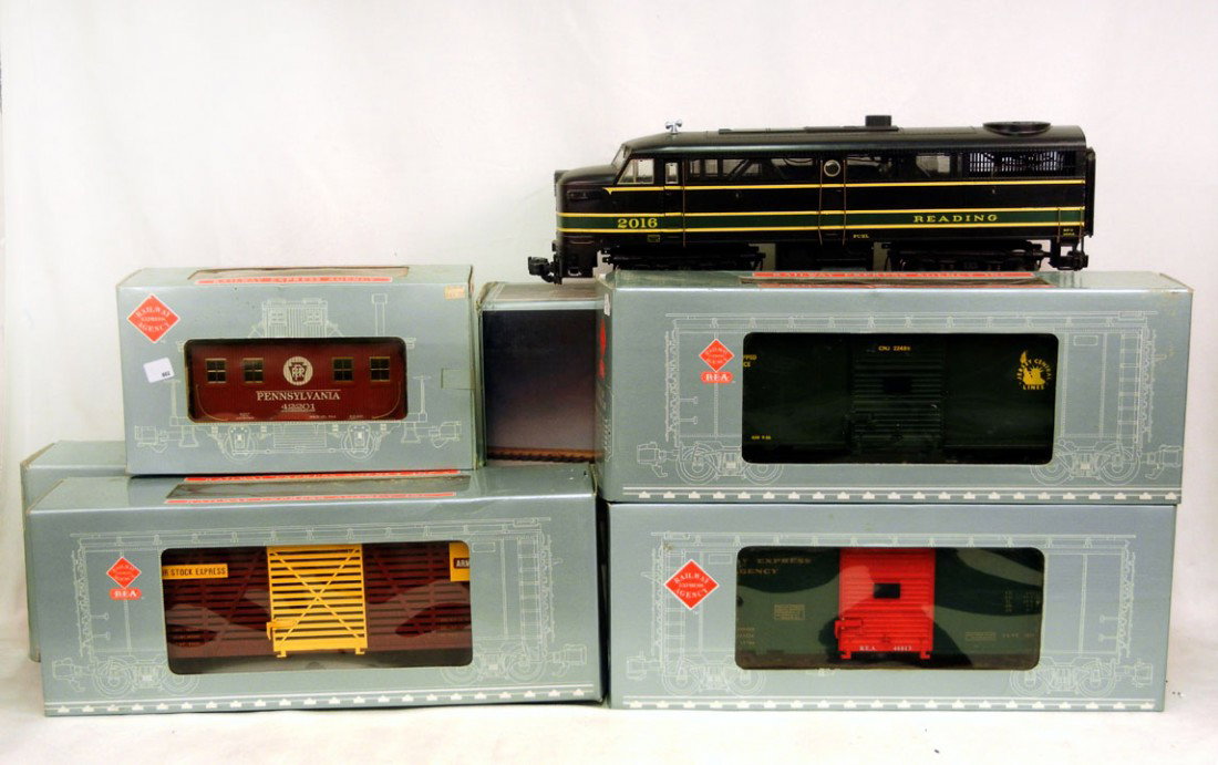 Aristo Craft G scale Southern Pacific 2004 Engine : Aristo Craft G scale Southern Pacific 2004 Engine and five Aristo Craft freight cars, in original boxes