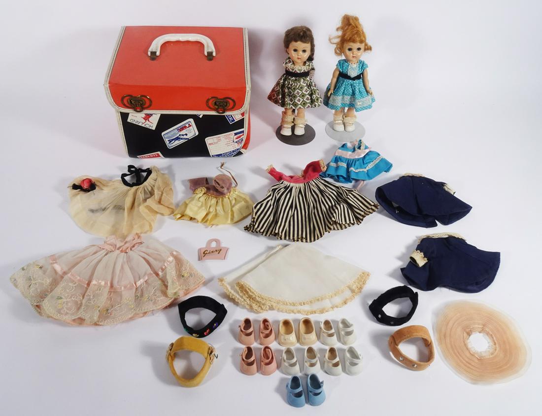 Vogue Ginny dolls, clothing and accessories in case (1 of 4)