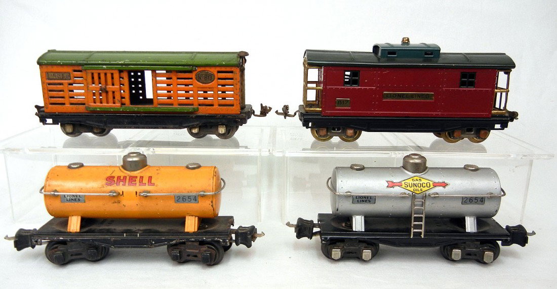Grouping of four pre-war Lionel "O" gauge freight : Grouping of four pre-war Lionel "O" gauge freight cars including No. 813 stock car; No. 817 caboose; and two No. 2654 tank cars