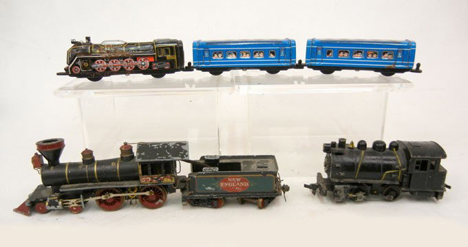 Ichiko tin friction engine and two passenger cars,: Ichiko tin friction engine and two passenger cars, 12 3/4" long, Mantua engine and tender, and additional engine