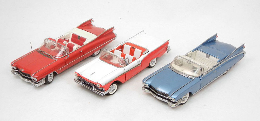 1959 Cadillac Eldorado Biarritz by the Franklin Mi: 1959 Cadillac Eldorado Biarritz by the Franklin Mint, with hang tag; 1959 Cadillac Series 62 by the Danbury Mint, 1992; and a 1957 Ford Skyliner by the Franklin Mint with hang tag, all 1:24 scale