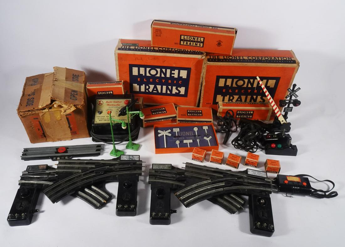 Post War Lionel Train Accessories Grouping (1 of 10)