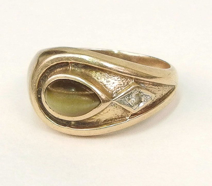 Man's gold tiger's eye ring, 10k yellow gold ring: Man's gold tiger's eye ring, 10k yellow gold ring with pear shaped tiger's eye and diamond chip, size 9 1/4, marked 10k, weight 7.0 grams/4.5 dwt, mid 20th C.