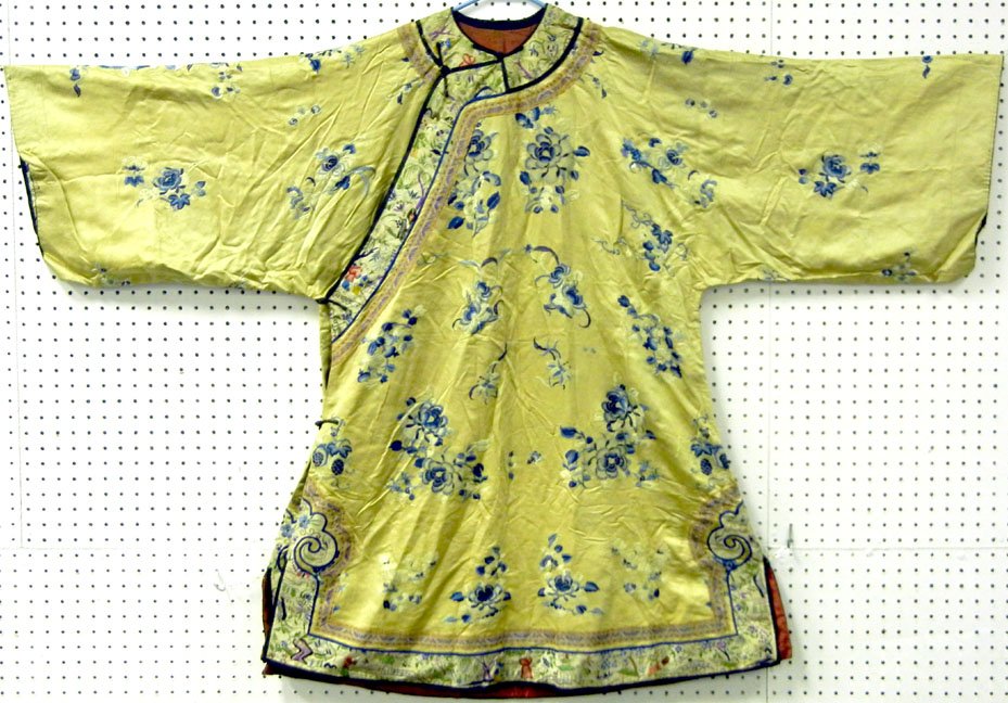 Beige and blue silk floral kimono, figural and flo: Beige and blue silk floral kimono, figural and floral design in border, 44" high x 62" across