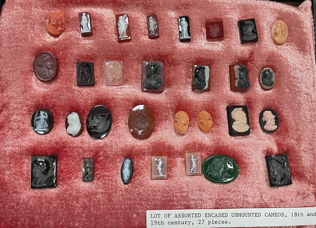 Unmounted cameos in case (1 of 1)