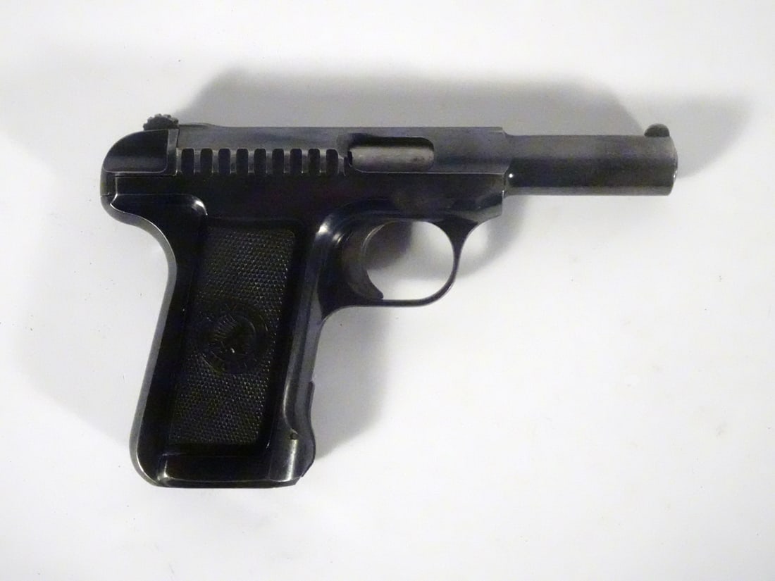 Savage Arms Company 1915 semi-automatic pistol: Savage Arms Company model 1915 semi-automatic pistol. 32 caliber, 8 round magazine fed. Serial number 165608. 3 3/4" barrel. Overall length 6 1/2". Patent date 11/21/1905. Includes 1 magazine. C&R - Y
