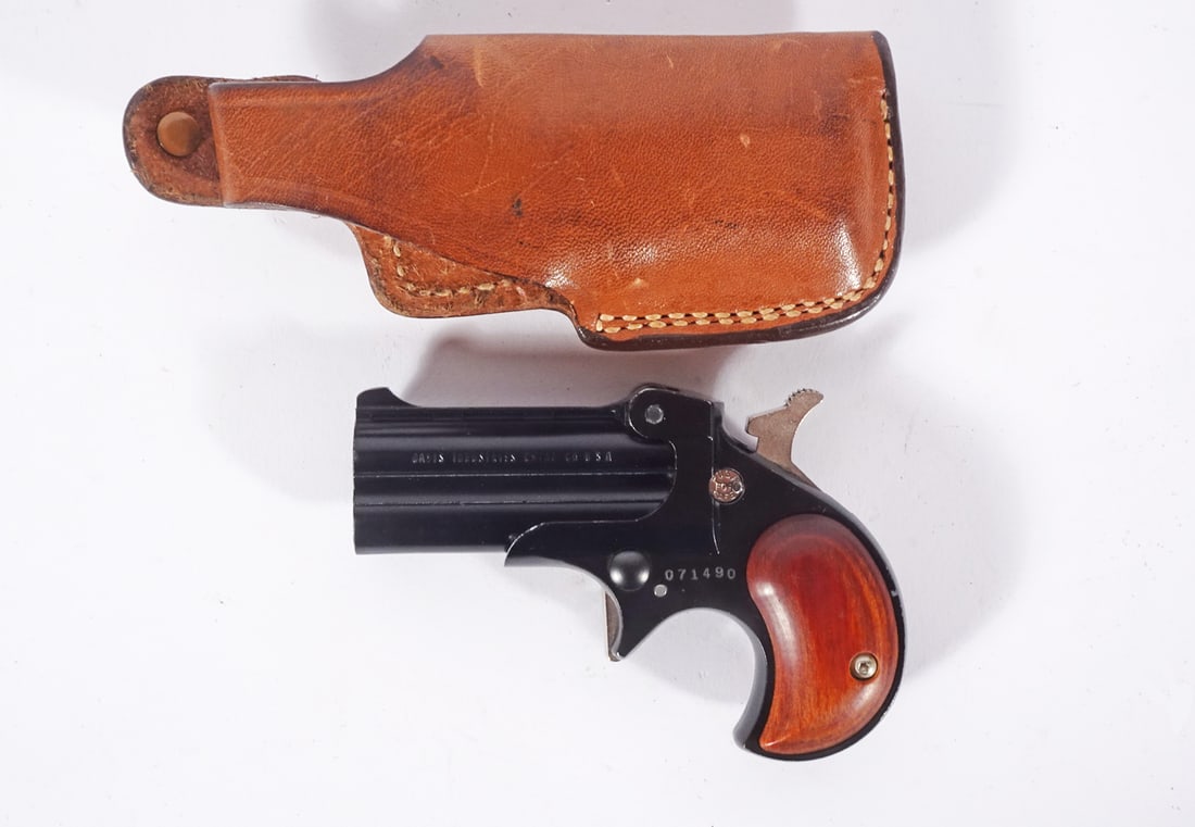 Davis Industries D-22 derringer: Davis Industries model D-22 derringer. 22 Long Rife. Over & under barreled. Serial number 071490. 4 1/2" barrel length Overall length 7". Includes Branch #18F belt-clip brown leather holster.