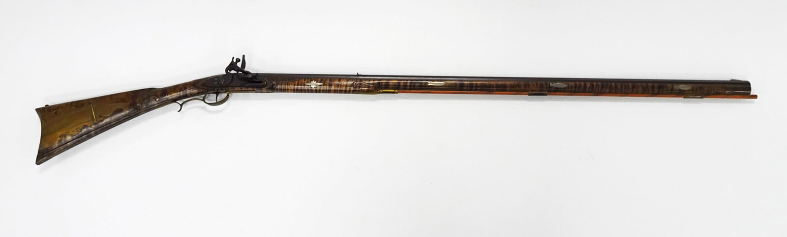 Kentucky full stock flintlock kit rifle: Kentucky full stock flintlock kit rifle. No serial number. 42" barrel. Overall length 57". 3 metallic fish inlays on each side of forestock. C&R - NO / Instacheck - NO.