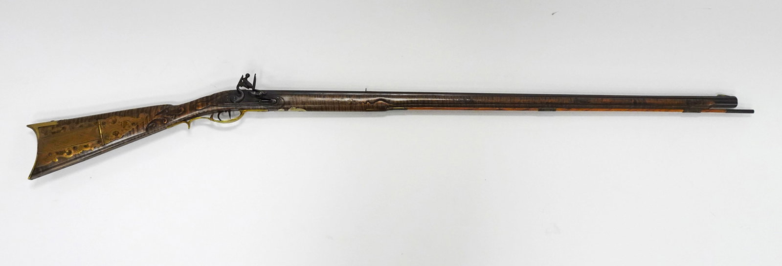 Kentucky full stock flintlock kit rifle: Kentucky full stock percussion kit rifle. No serial number.43" octagonal barrel. Overall length 57". metallic fish inlays on each side of forestock. Half-moon inlay in stock C&R - NO / Instacheck - NO