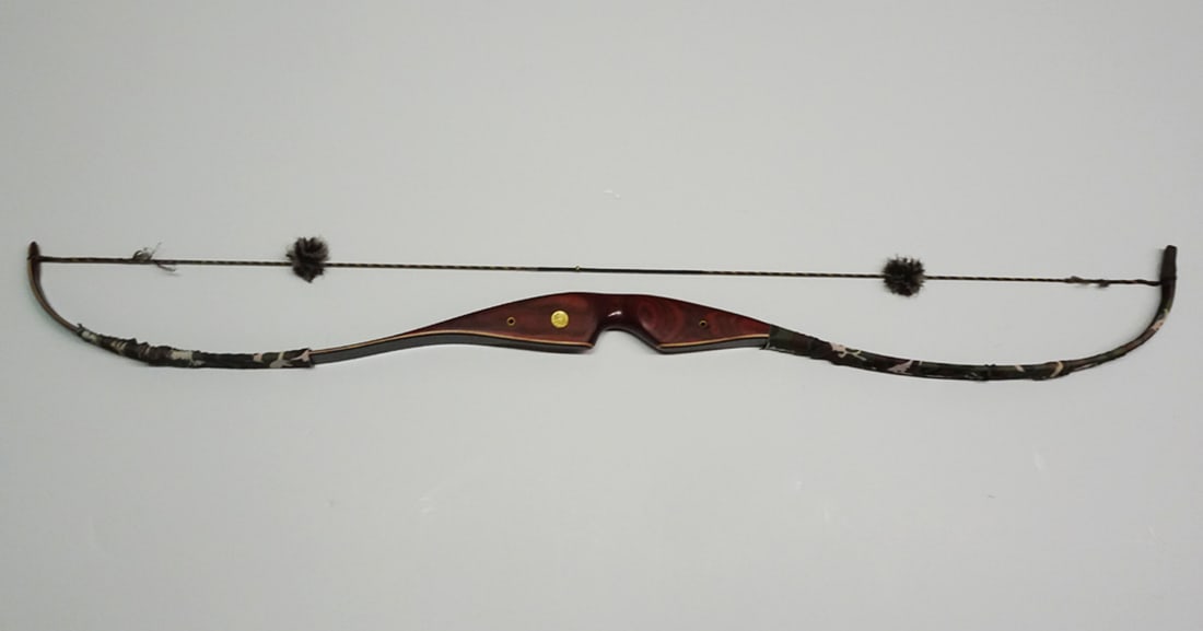 Bear Grizzly BG-11 recurve bow: Bear Grizzly BG-11 recurve bow. Serial number 4-311. 50#. AMO = 58".