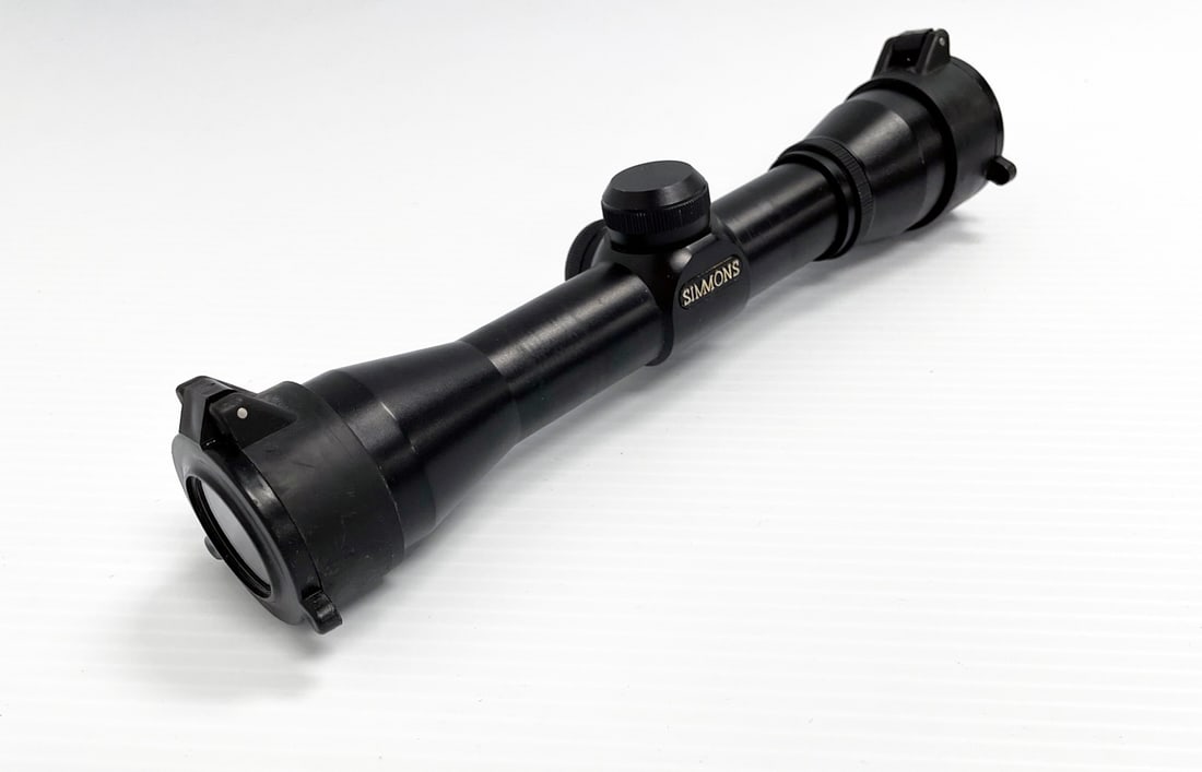 Simmons 77900 shotgun scope: Simmons 77900 shotgun scope. 8 3/4" in length. No box or literature.