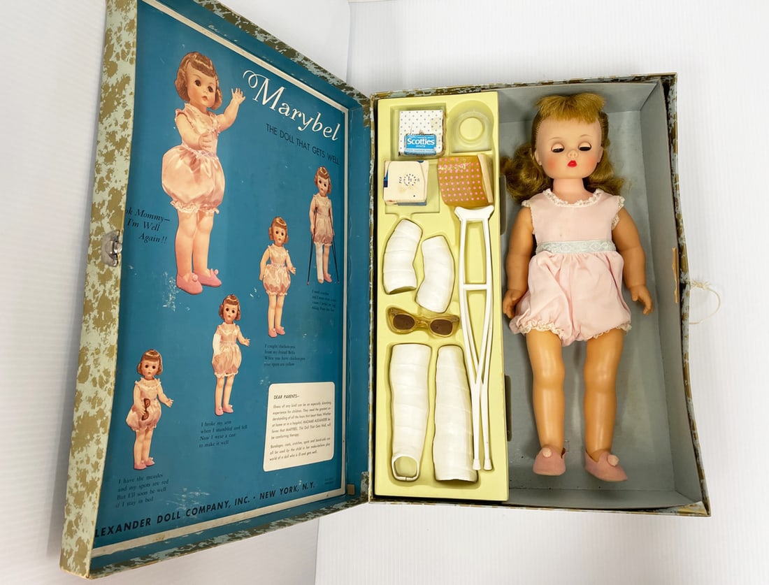 Madame Alexander Marybel in box with accessories (1 of 4)