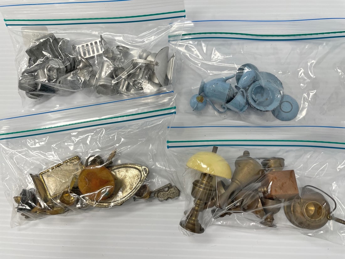 Metal dollhouse accessories (1 of 1)