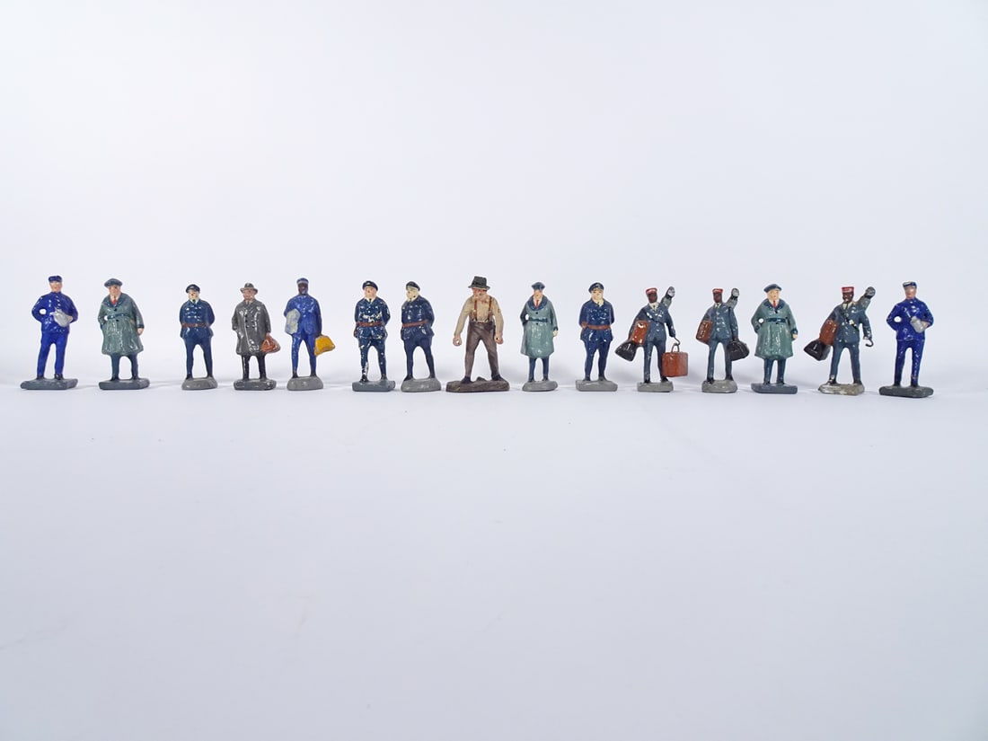 Japan Composition Train Platform Figures (1 of 2)