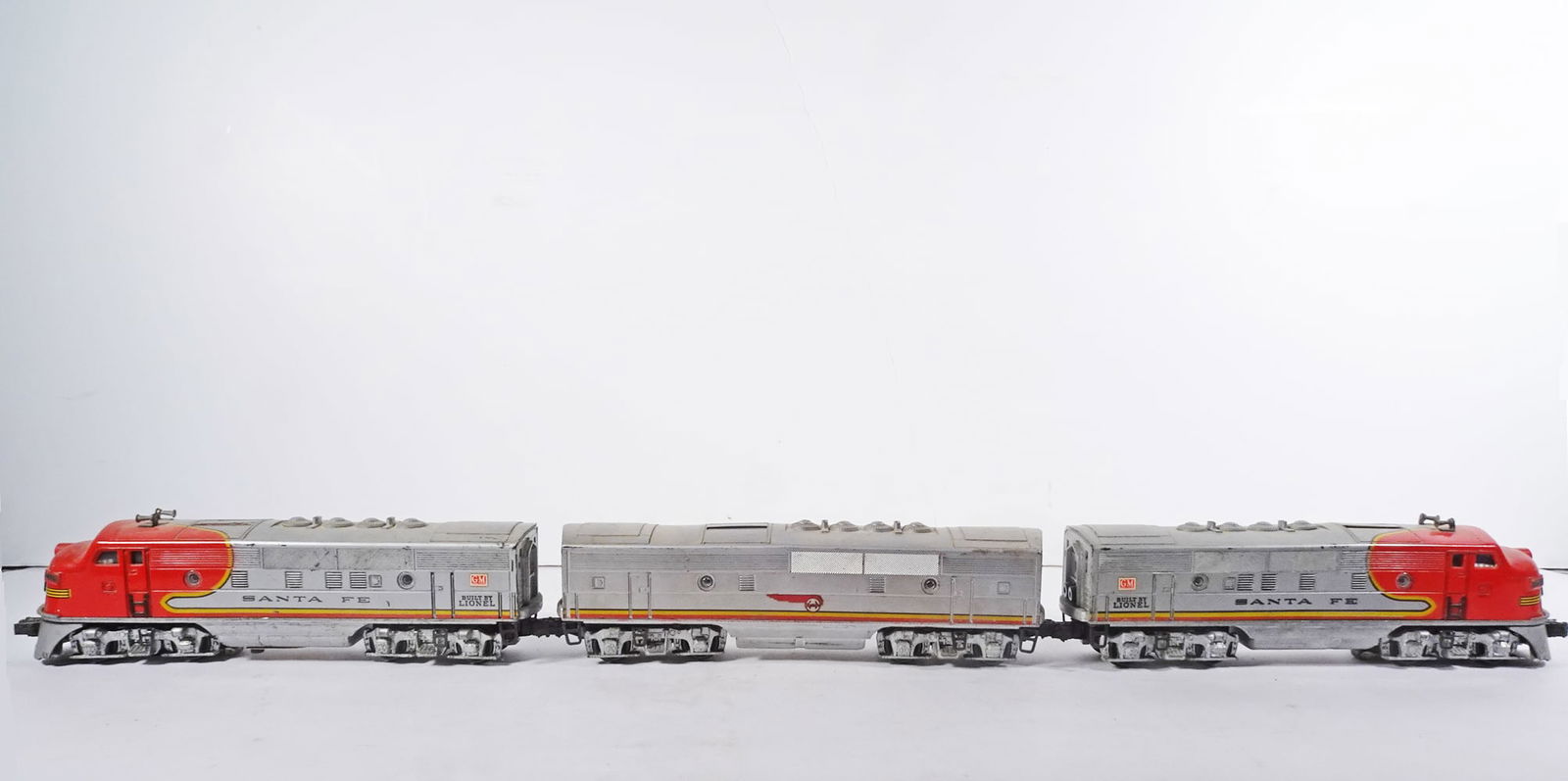 Postwar Lionel Santa Fe F3 AA Diesel Set: Postwar Lionel O gauge Santa FE F3 AA Diesel set, #2333-20 Powered A-Unit and #2333-20 Non-Powered A-Unit, included is a #2343C B Unit, circa 1950's
