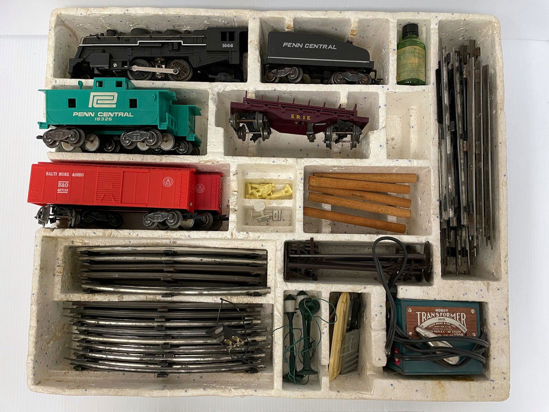 Postwar Louis Marx Train Set (1 of 1)