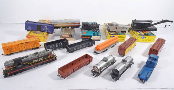 Assorted HO Scale Trains Grouping: Sixteen piece assorted HO scale trains grouping, A.C. Gilbert Co. #425 Lackawanna Diesel "B" Unit, Athearn #A501 CO-OP Shorty Single Dome Tank Car, #C104 Plastic Kit Decorated Southern Pacific Caboose