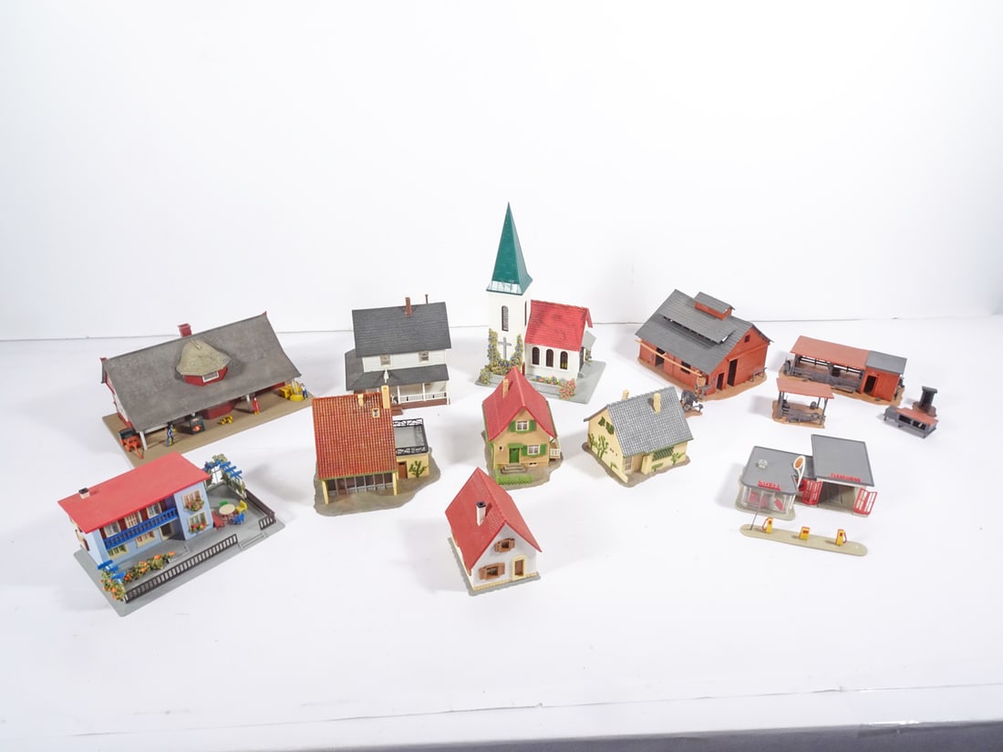 Assorted HO Scale Houses and Buildings Grouping (1 of 2)