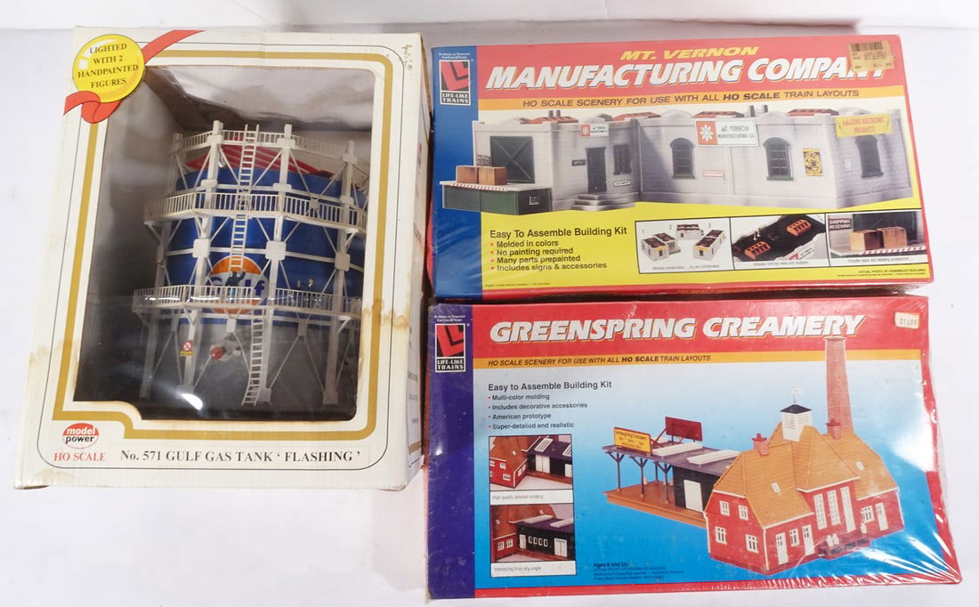 Assorted HO Scale Train Accessories Grouping (1 of 1)